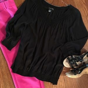 ❤️CUTE black top with neckline detail Size large